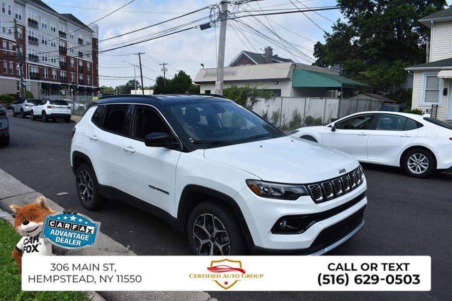Used 2025 Jeep Compass Limited AWD/4WD image 4