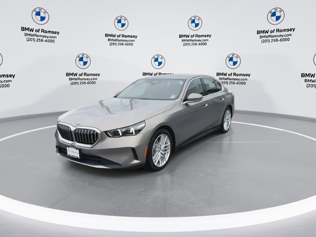 Used 2024 BMW 530i xDrive w/ Premium Package AWD/4WD image 4