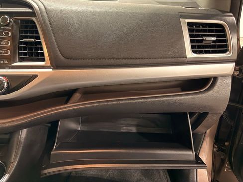 Used 2018 Toyota Highlander XLE image 33