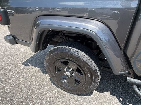 Used 2023 Jeep Gladiator Sport AWD/4WD image 11