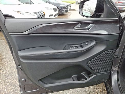 Used 2023 Jeep Grand Cherokee L Laredo image 15