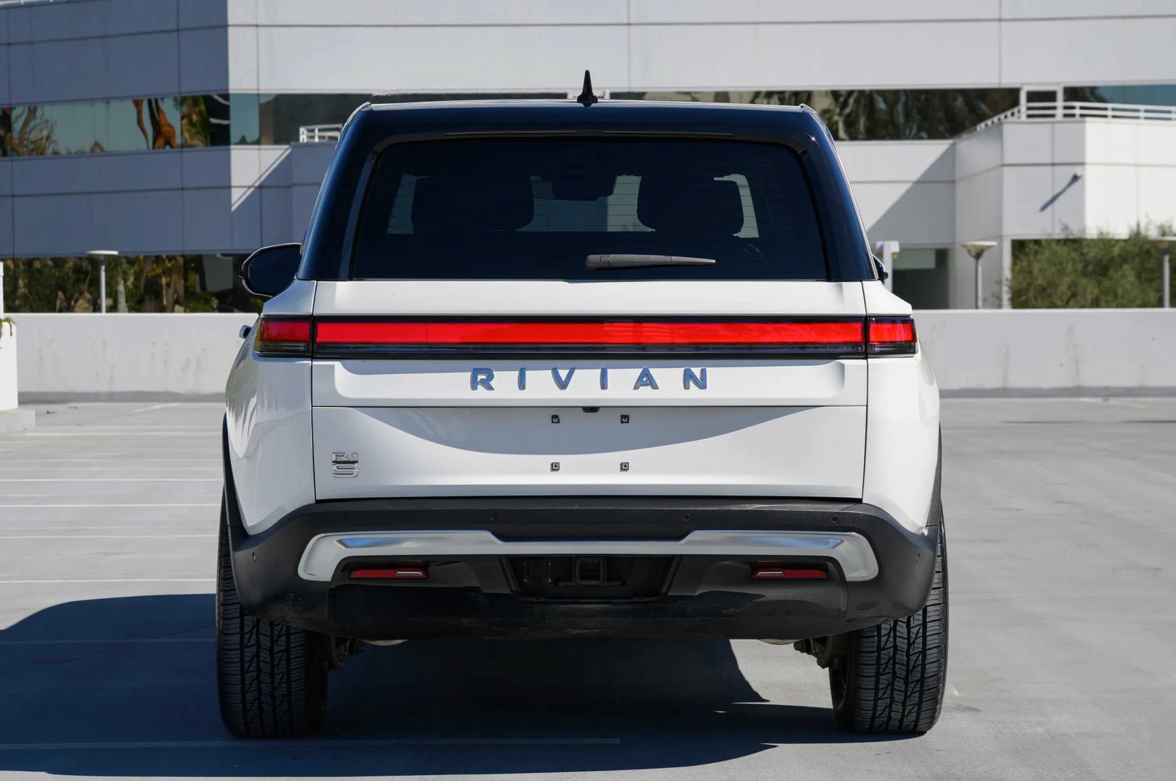 Used 2025 Rivian R1S Adventure Dual AWD/4WD image 5