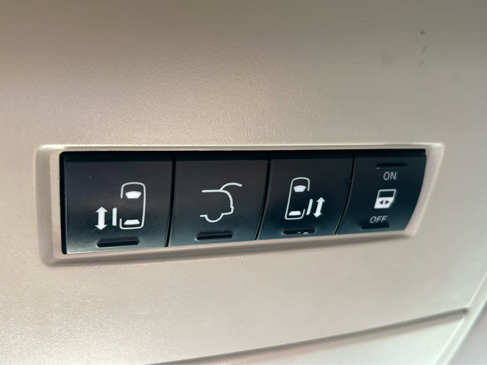 Used 2016 Chrysler Town & Country Touring FWD image 30