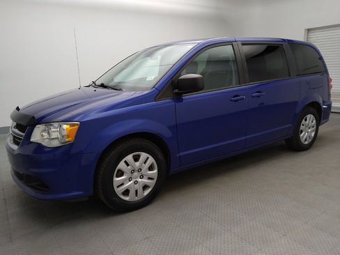 Used 2018 Dodge Grand Caravan SE w/ UConnect Hands-Free Group FWD image 2