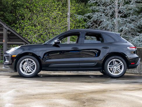 Certified 2025 Porsche Macan AWD/4WD image 2