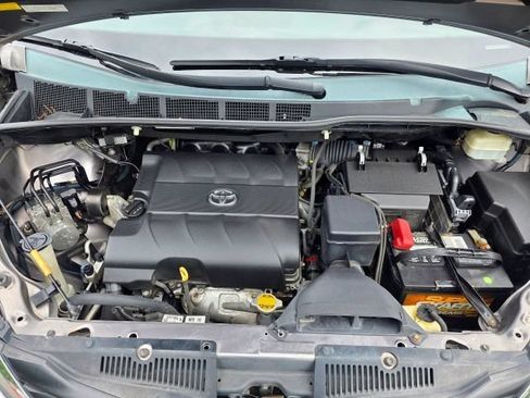 Used 2014 Toyota Sienna LE AWD/4WD image 65