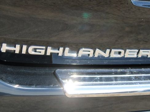 Used 2022 Toyota Highlander XLE AWD/4WD image 8