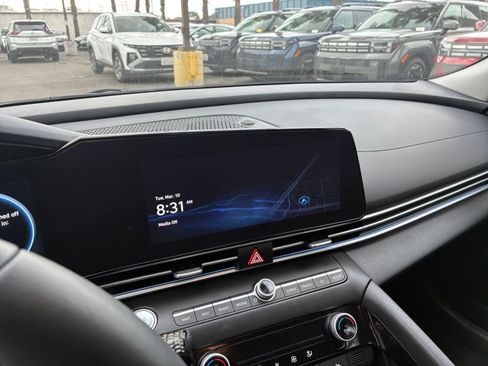 Used 2025 Hyundai Elantra Limited image 21