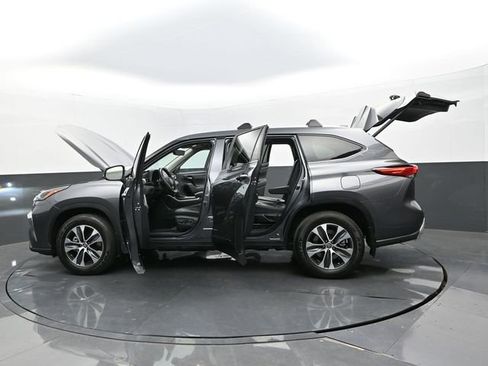 Used 2023 Toyota Highlander XLE AWD/4WD image 37