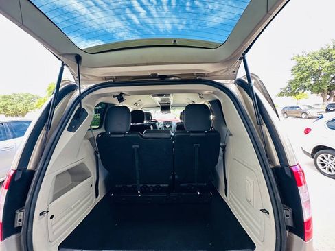 Used 2014 Chrysler Town & Country Touring FWD image 18