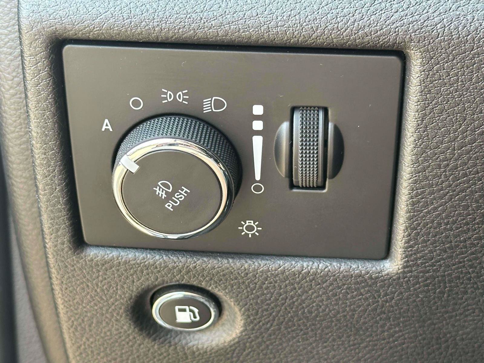 Used 2019 Jeep Grand Cherokee Overland AWD/4WD image 19