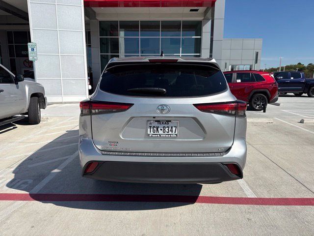 Used 2023 Toyota Highlander LE FWD image 6