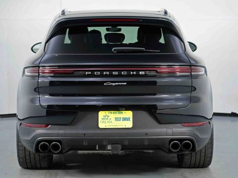 Used 2024 Porsche Cayenne w/ Premium Package image 54