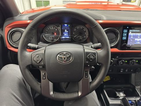 Used 2018 Toyota Tacoma TRD Sport AWD/4WD image 17
