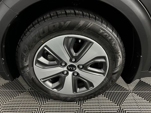 Used 2018 Kia Niro EX Premium image 12