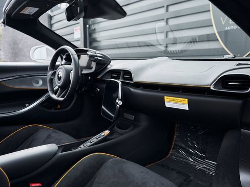 Used 2025 McLaren Artura image 41