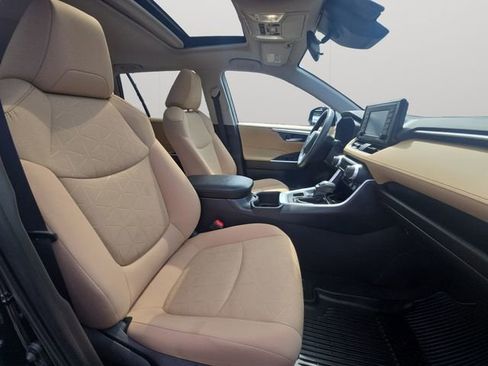 Used 2022 Toyota RAV4 XLE w/ Convenience Package image 15