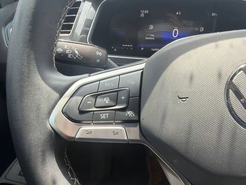 Used 2024 Volkswagen Tiguan SE FWD image 19