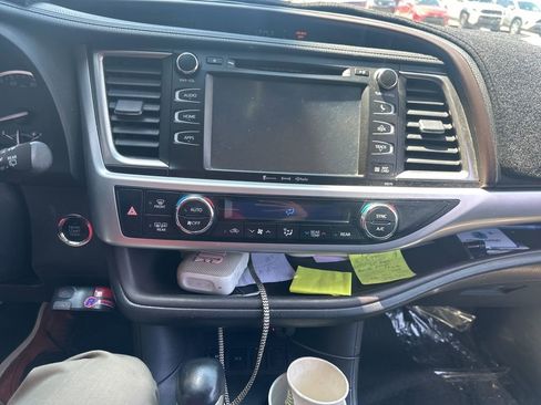 Used 2018 Toyota Highlander XLE FWD image 2