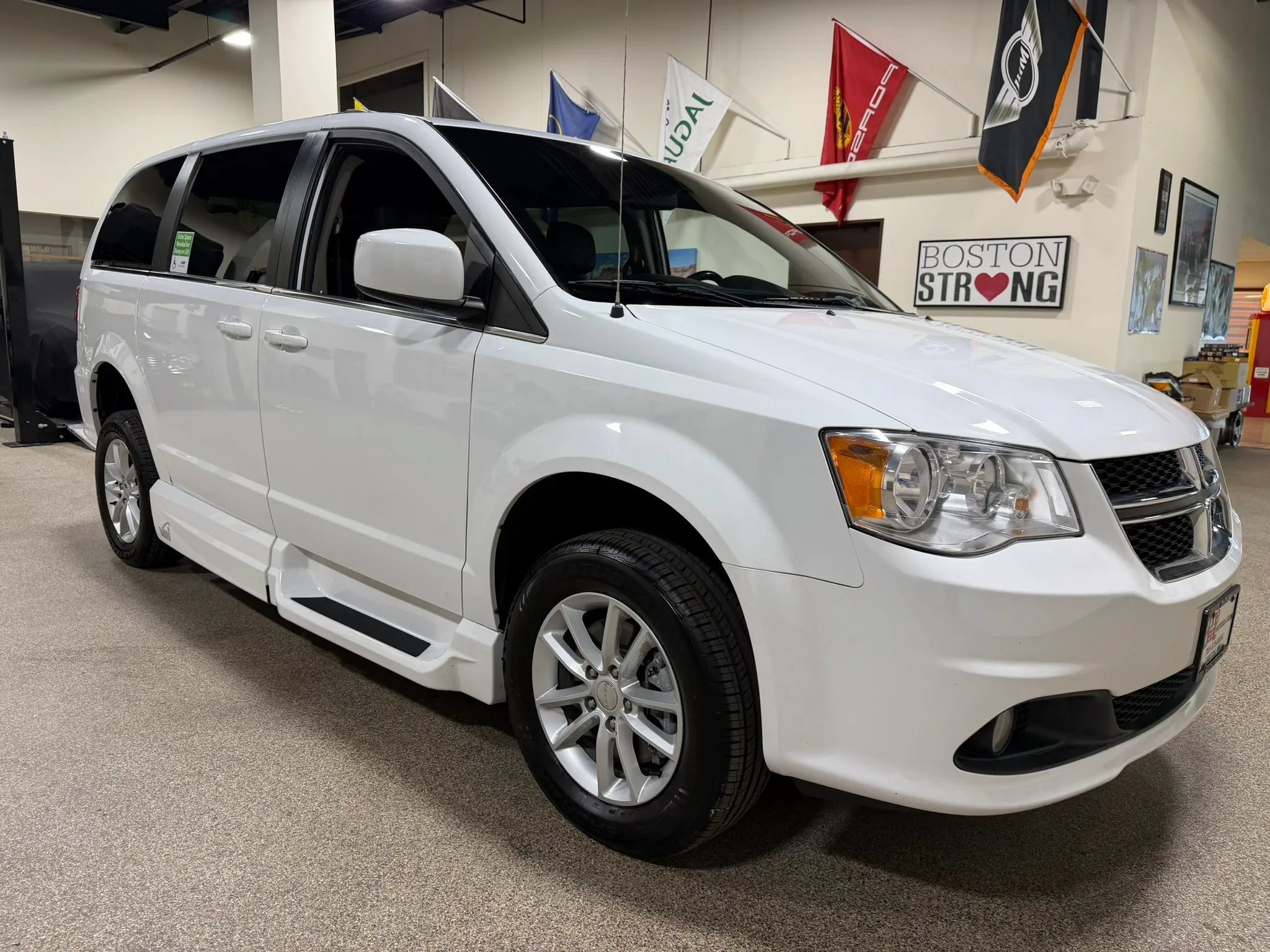Used 2019 Dodge Grand Caravan SXT FWD image 15