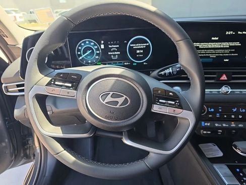 Used 2025 Hyundai Elantra Limited FWD image 11