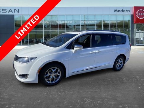 Used 2018 Chrysler Pacifica Limited image 1
