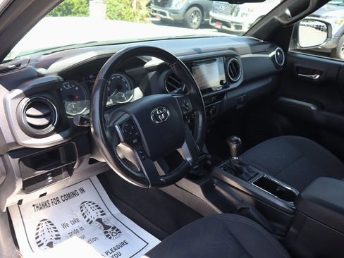 Used 2016 Toyota Tacoma TRD Sport image 22