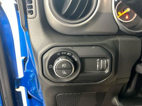 Used 2023 Jeep Gladiator Sport AWD/4WD image 18