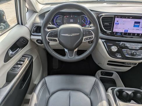 Used 2024 Chrysler Pacifica Limited FWD image 18