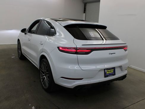Certified 2023 Porsche Cayenne Platinum Edition image 3