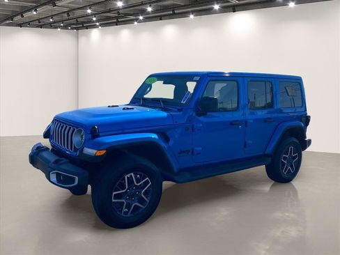 Used 2025 Jeep Wrangler Unlimited Sahara AWD/4WD image 3