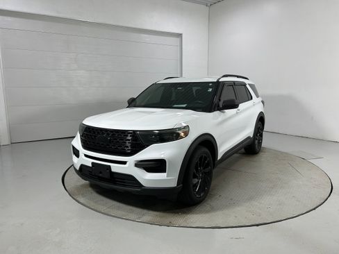 Used 2020 Ford Explorer XLT AWD/4WD image 19