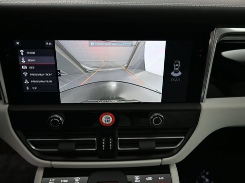 Certified 2025 Porsche Macan AWD/4WD image 20