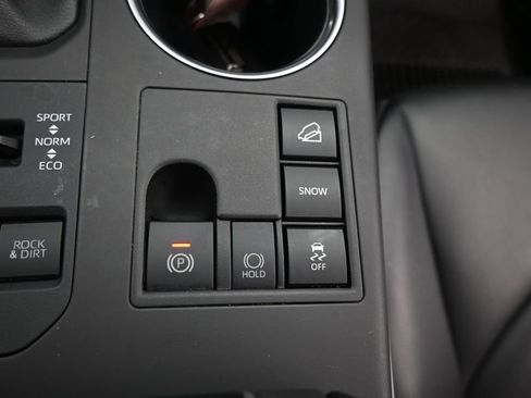 Used 2023 Toyota Highlander XLE AWD/4WD image 33