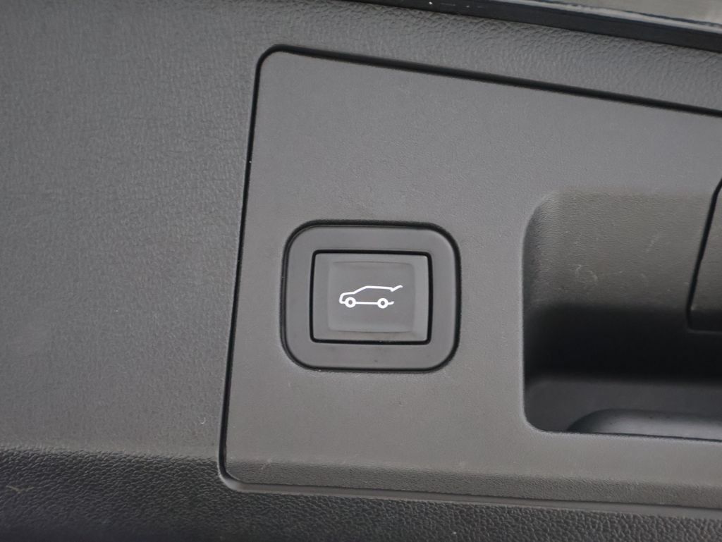 Used 2023 Cadillac XT4 Luxury w/ Cold Weather Package AWD/4WD image 22