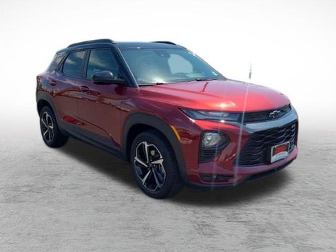 Used 2022 Chevrolet TrailBlazer RS w/ Technology Package FWD image 3