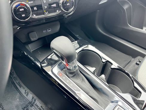 Used 2025 Chevrolet Trax LT w/ LT Convenience Package image 35