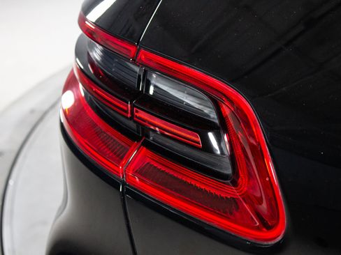 Used 2018 Porsche Macan Turbo AWD/4WD image 52