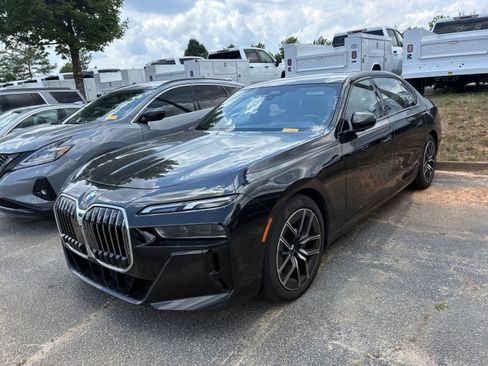 Used 2025 BMW 740i xDrive AWD/4WD image 3