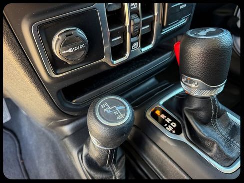 Used 2025 Jeep Wrangler Unlimited Sahara AWD/4WD image 20