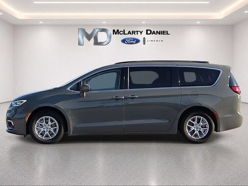 Used 2022 Chrysler Pacifica Touring-L FWD image 3