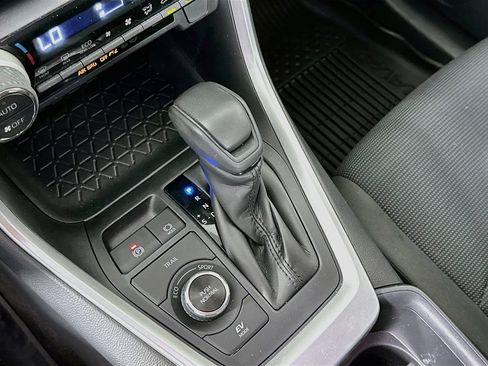 Used 2022 Toyota RAV4 LE AWD/4WD image 18