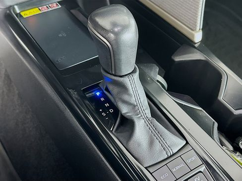 Used 2025 Toyota Camry SE image 25