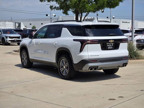 Used 2025 Chevrolet Traverse LT FWD image 3