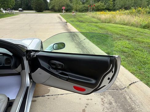 Used 2001 Chevrolet Corvette Convertible w/ Preferred Equipment Group2 RWD image 29