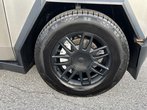 Used 2024 Tesla Cybertruck AWD Crew Cab image 13