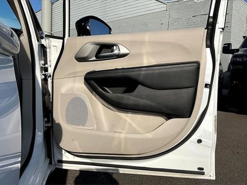 Used 2024 Chrysler Pacifica Touring-L image 24