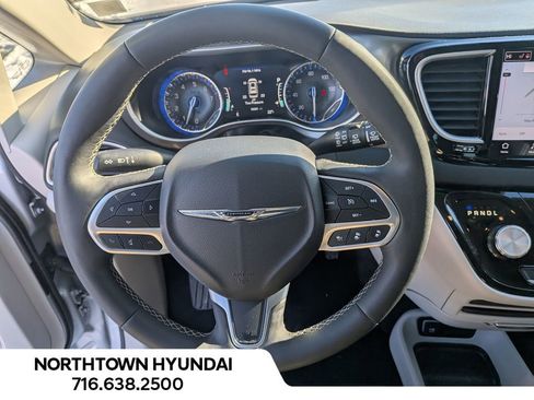 Used 2024 Chrysler Pacifica Touring-L image 7