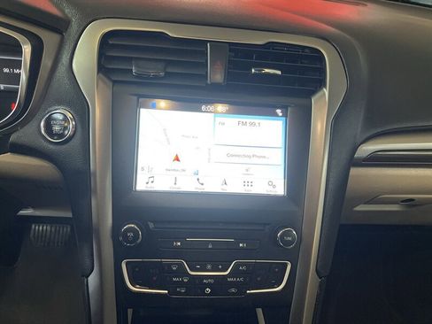 Used 2018 Ford Fusion SE w/ Fusion SE Technology Package image 17