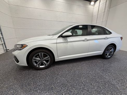 Used 2023 Volkswagen Jetta SE FWD image 2